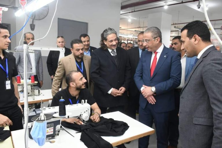 في إطار احتفال المحافظة بعيدها القومي.. محافظ الفيوم يفتتح مصنع N النصر للملابس