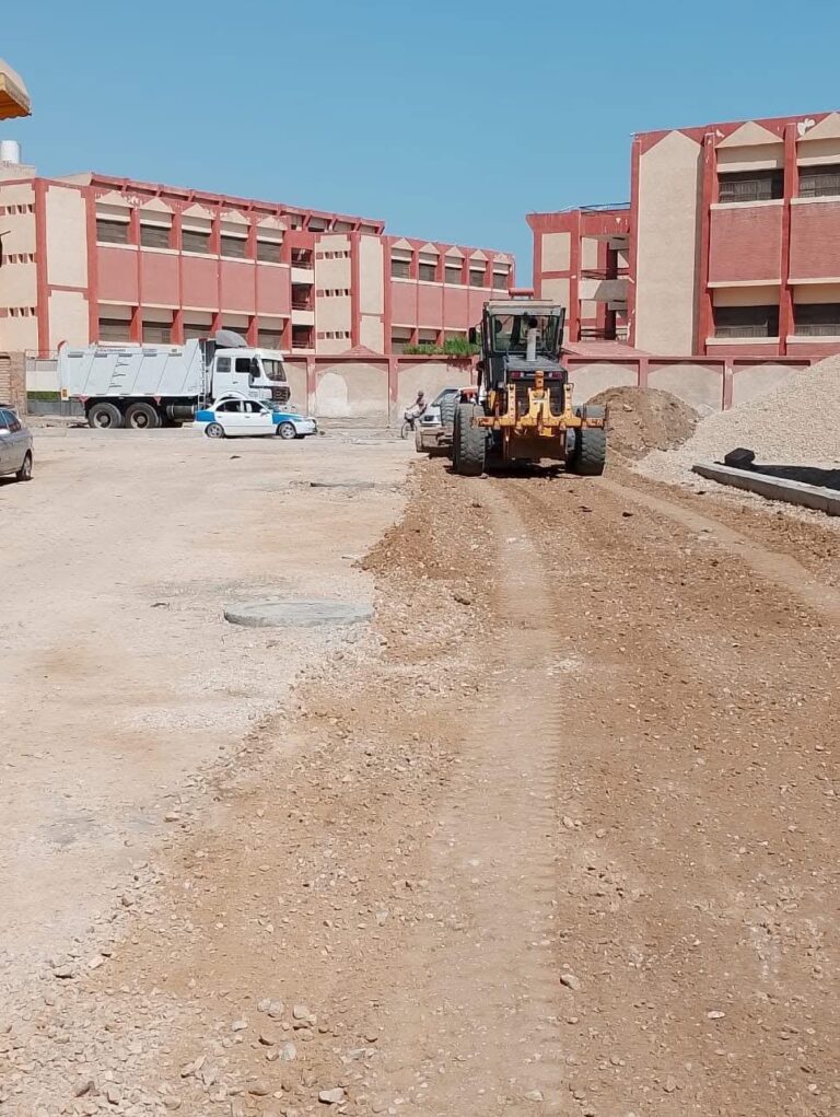 استمرار أعمال تطوير ورفع كفاءة شارع حطين بحي المناخ ببورسعيد
