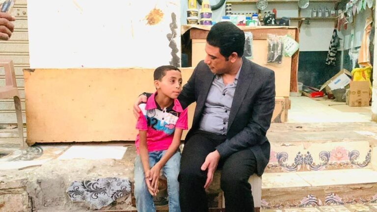 نائب محافظ سوهاج يستجيب لمناشدة الطفل “عبدالله” ويسدد إيجار محل والده لعام كامل