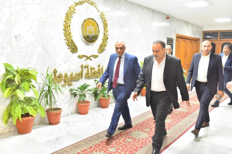 محافظ أسيوط يبحث مع نائب مساعد وزير الخارجية افتتاح مكتب للتصديقات والخدمات القنصلية بالمحافظة لتيسير خدمات المواطنين