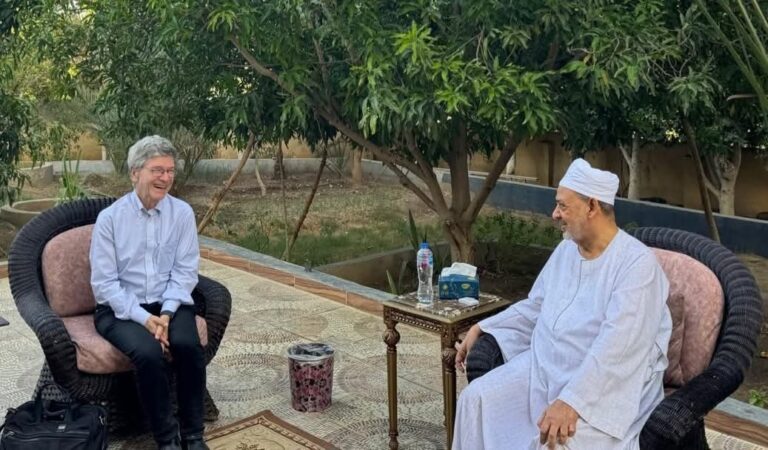 #شيخ_الأزهر يستقبل المفكر العالمي جيفري ساكس بمنزله في الأقصر