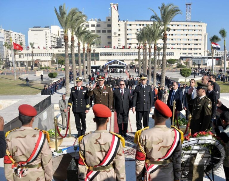 محافظ بورسعيد يضع إكليلًا من الزهور على النصب التذكاري بميدان الشهداء احتفالًا بالعيد القومي الـ69 لمحافظة بورسعيد