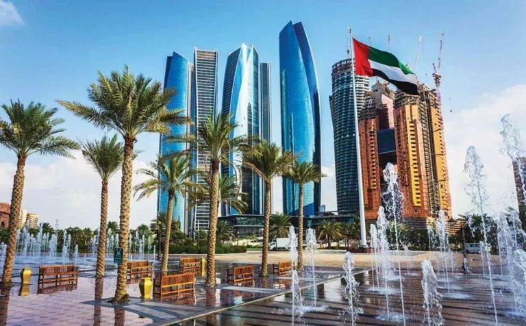 تعديل توقيت الجمعة في الإمارات يثير جدلًا واسعًا