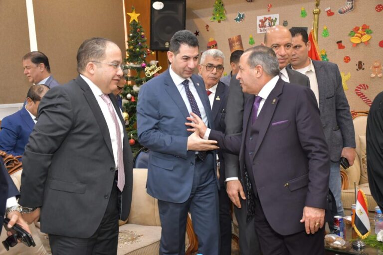 محافظ بورسعيد يزور ” يشارك الإخوة الأقباط احتفالات عيد الميلاد المجيد