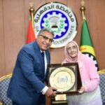 محافظ الدقهلية يُكرّم السيدة آمال (83 عامًا) بعد حصولها على الدكتوراه