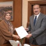 محافظ بورسعيد يوقع عقود تمليك أراضي لـ6 مصانع بالمنطقة الصناعية